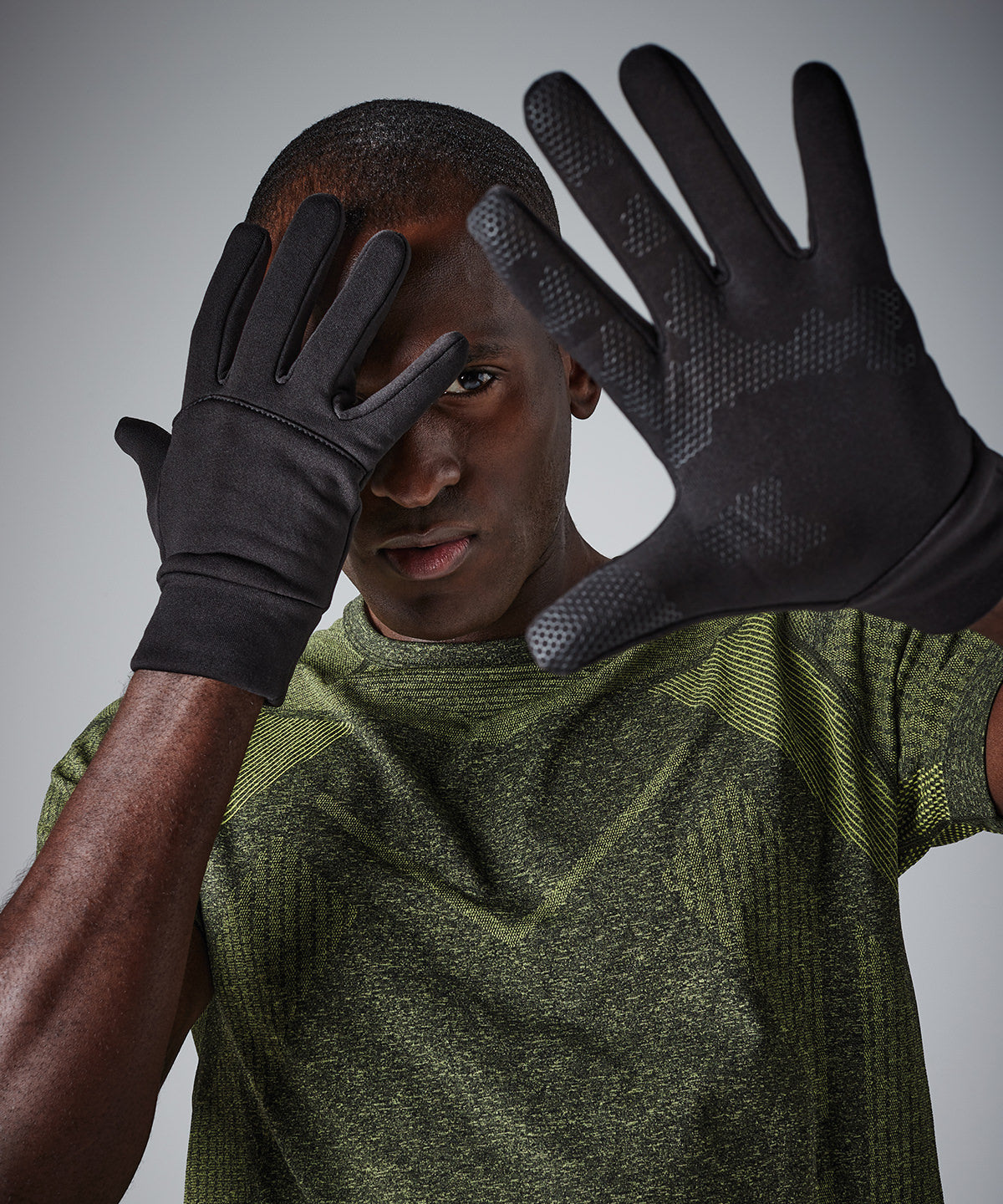 Softshell sports tech gloves