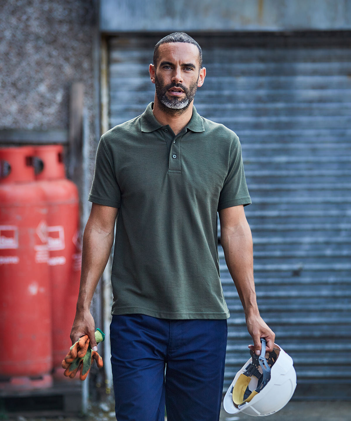Construction worker wearing the Pro RTX Polo Shirt, Bottle Green in a construction setting